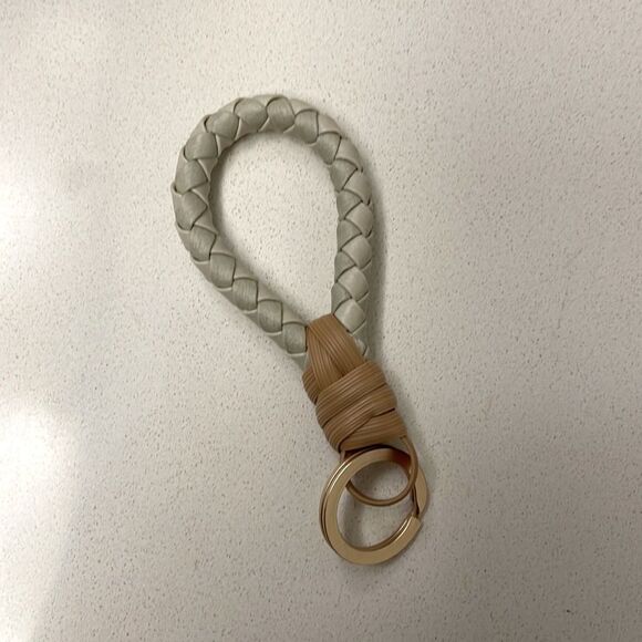 Light grey wicker key chain - Picture 1 of 3